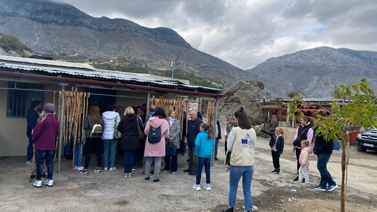 Εκτοπισμένοι από την εμπόλεμη Ουκρανία, μικροί και μεγάλοι βιώσαν με χαρά και συγκίνηση την κρητική παράδοση και φιλοξενία.