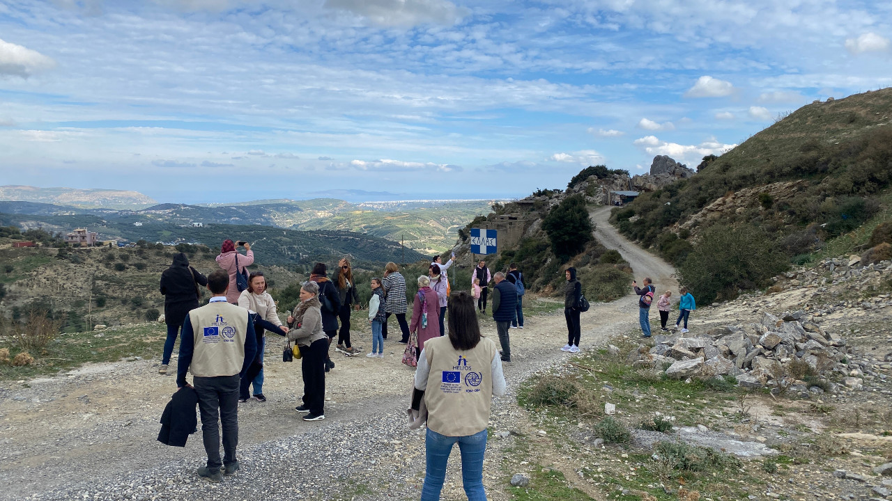 Εκτοπισμένοι από την εμπόλεμη Ουκρανία, μικροί και μεγάλοι βιώσαν με χαρά και συγκίνηση την κρητική παράδοση και φιλοξενία.