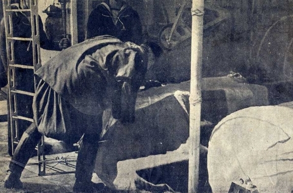 Ενας κρητικός σκύβει και προσκυνά το φέρετρο του Βενιζέλου στο πλοίο 