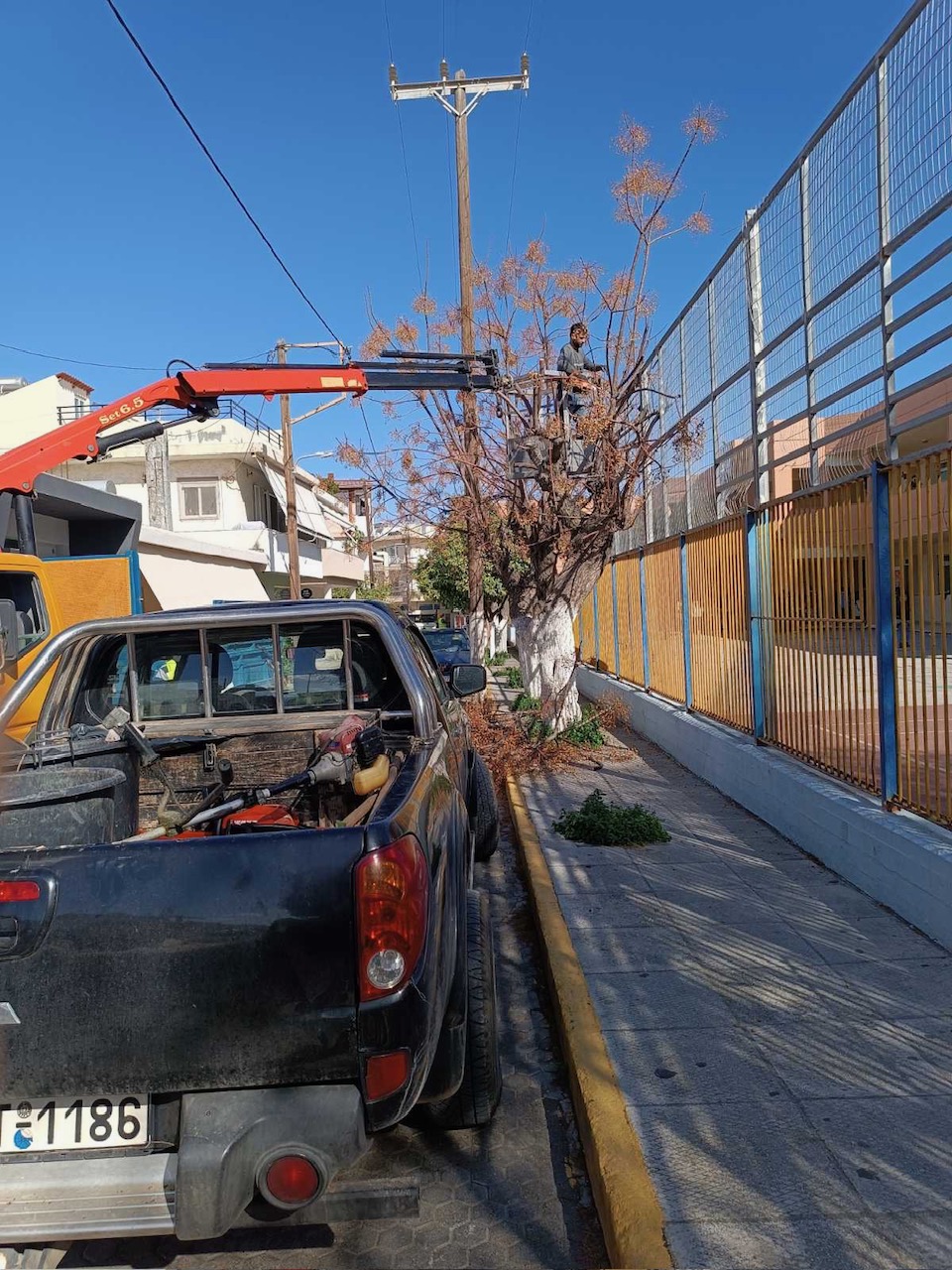 Μαλεβίζι: Εκτεταμένες συντηρήσεις πρασίνου από γύρω από σχολικές μονάδες και στις τουριστικές περιοχές