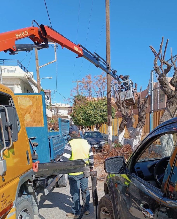 Μαλεβίζι: Εκτεταμένες συντηρήσεις πρασίνου από γύρω από σχολικές μονάδες και στις τουριστικές περιοχές