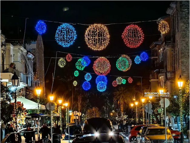  Η τελευταία πανσέληνος του 2023 πάνω από το Χριστουγεννιάτικο Ναύπλιο 