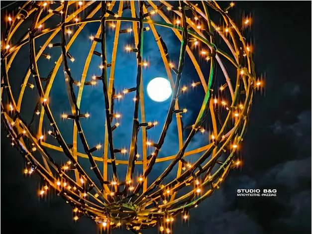  Η τελευταία πανσέληνος του 2023 πάνω από το Χριστουγεννιάτικο Ναύπλιο 