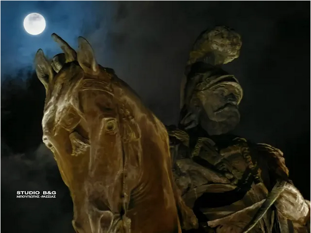  Η τελευταία πανσέληνος του 2023 πάνω από το Χριστουγεννιάτικο Ναύπλιο 