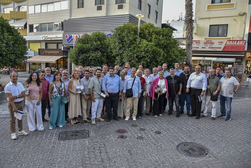 Θερμή υποδοχή στον Μιχάλη Καραμαλάκη από πολίτες σε Δημοκρατίας και Καλοκαιρινού