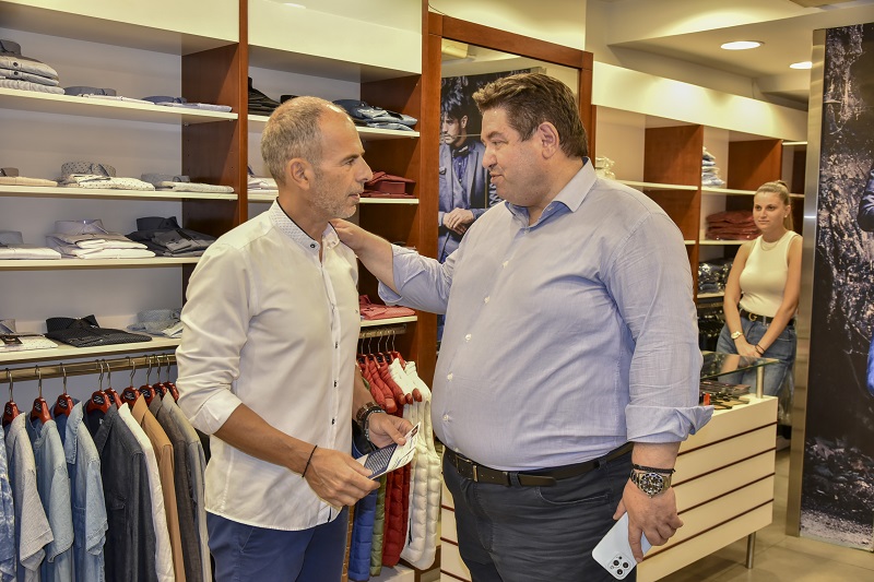 Θερμή υποδοχή στον Μιχάλη Καραμαλάκη από πολίτες σε Δημοκρατίας και Καλοκαιρινού