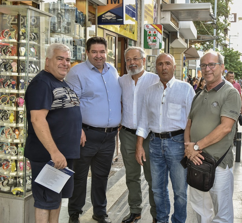 Θερμή υποδοχή στον Μιχάλη Καραμαλάκη από πολίτες σε Δημοκρατίας και Καλοκαιρινού9