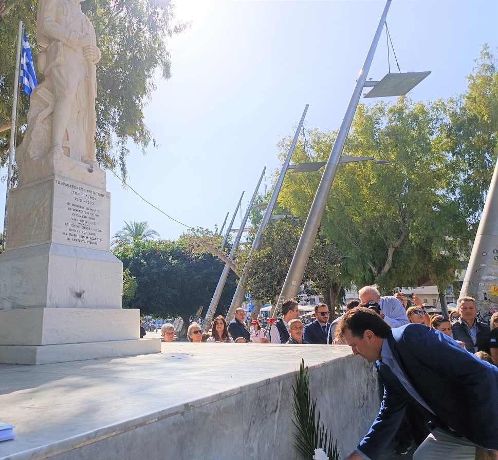 κατάθεση στεφάνων
