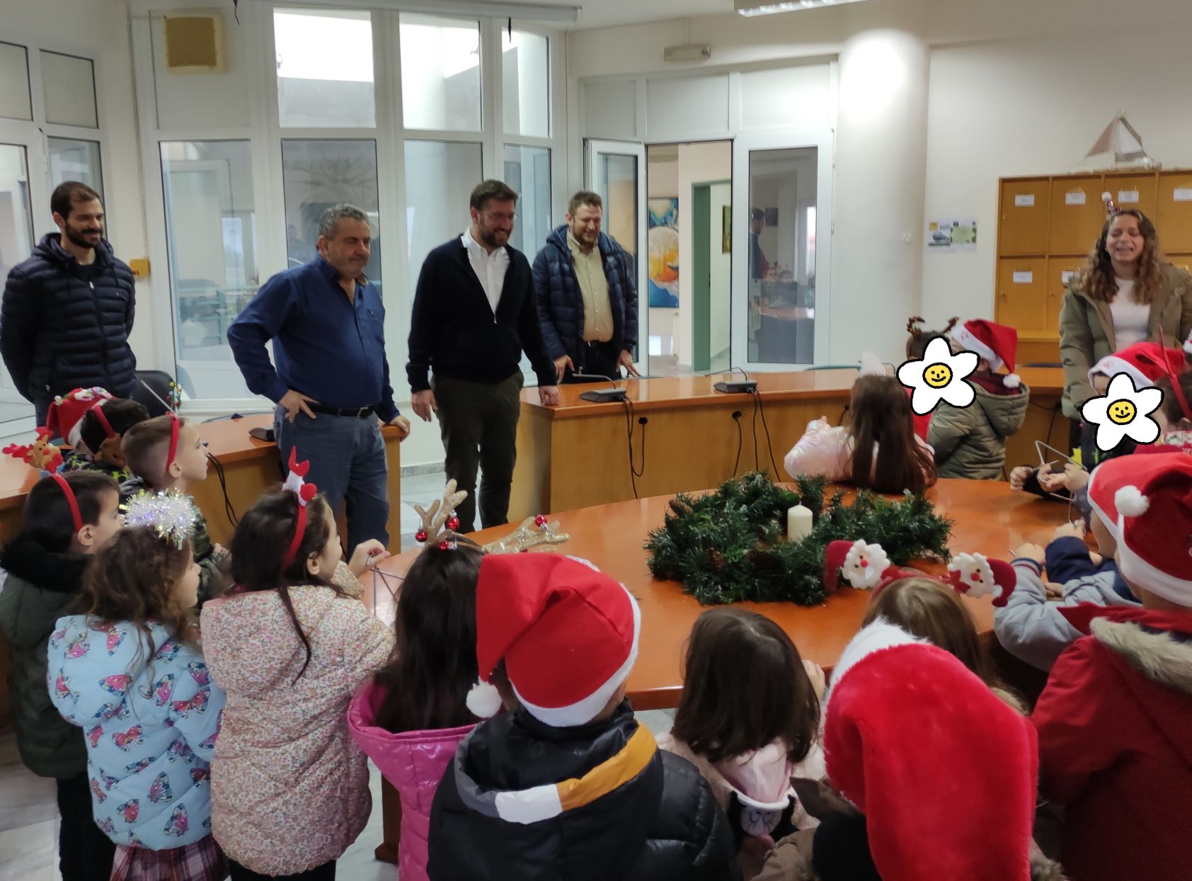 Παραδοσιακά κάλαντα και ευχές από μαθητές στο Δήμαρχο Μαλεβιζίου 