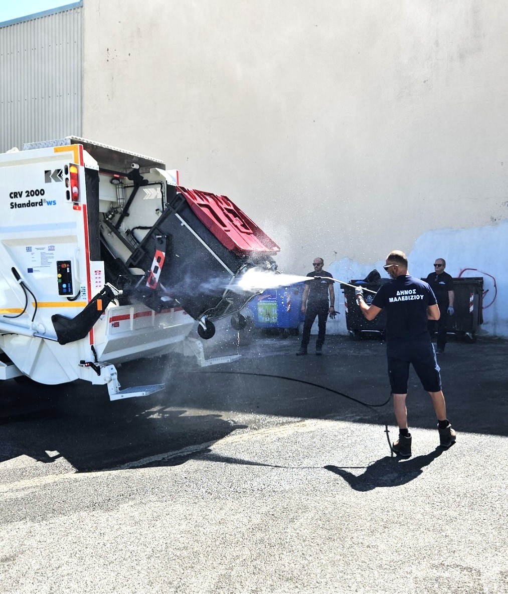 Σε καθαρισμό όλων των κάδων απορριμμάτων προχωρά η Υπηρεσία Καθαριότητας