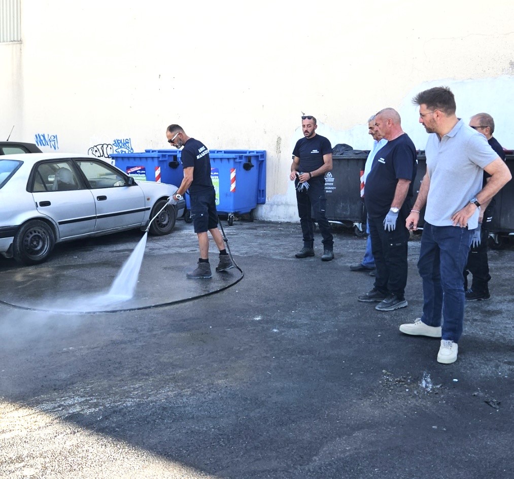 Σε καθαρισμό όλων των κάδων απορριμμάτων προχωρά η Υπηρεσία Καθαριότητας