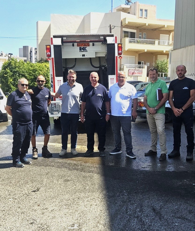 Σε καθαρισμό όλων των κάδων απορριμμάτων προχωρά η Υπηρεσία Καθαριότητας