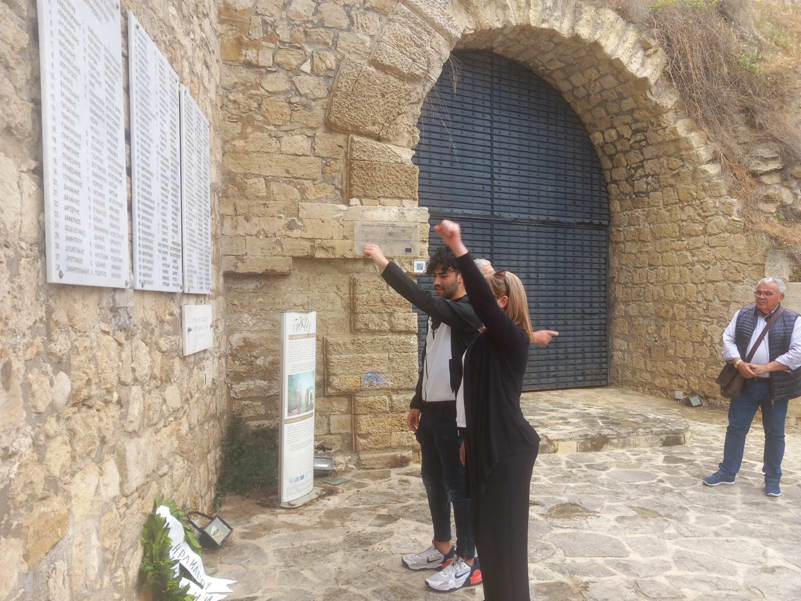 Κατάθεση στεφάνων της ΚΟ Ηρακλείου του ΚΚΕ στη Στοά Μακάσι 