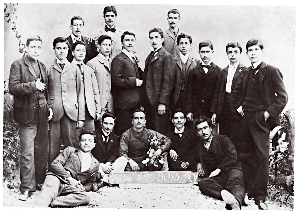 Με τους συμμαθητές του της Στ΄ Τάξεως του Γυμνασίου Ηρακλείου, 30 Μαίου 1901