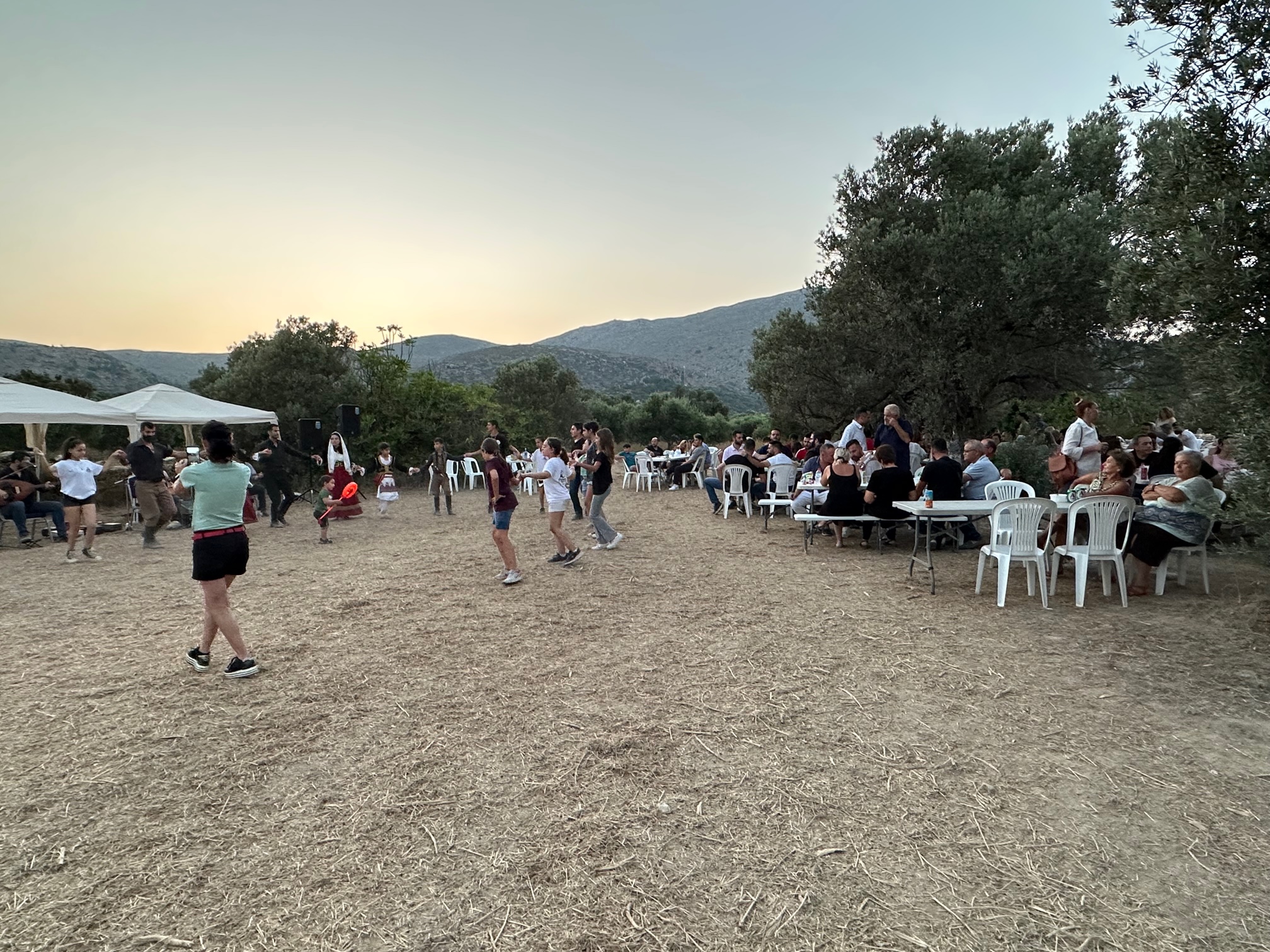 Αναβίωσε στην Μονή το παραδοσιακό αλώνισμα