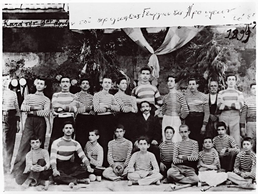 Ο Ν. Καζαντζάκης με συμμαθητές του στα 1899, 5ος από αριστερα σε γυμναστικές επιδείξεις στο Γυμνάσιο