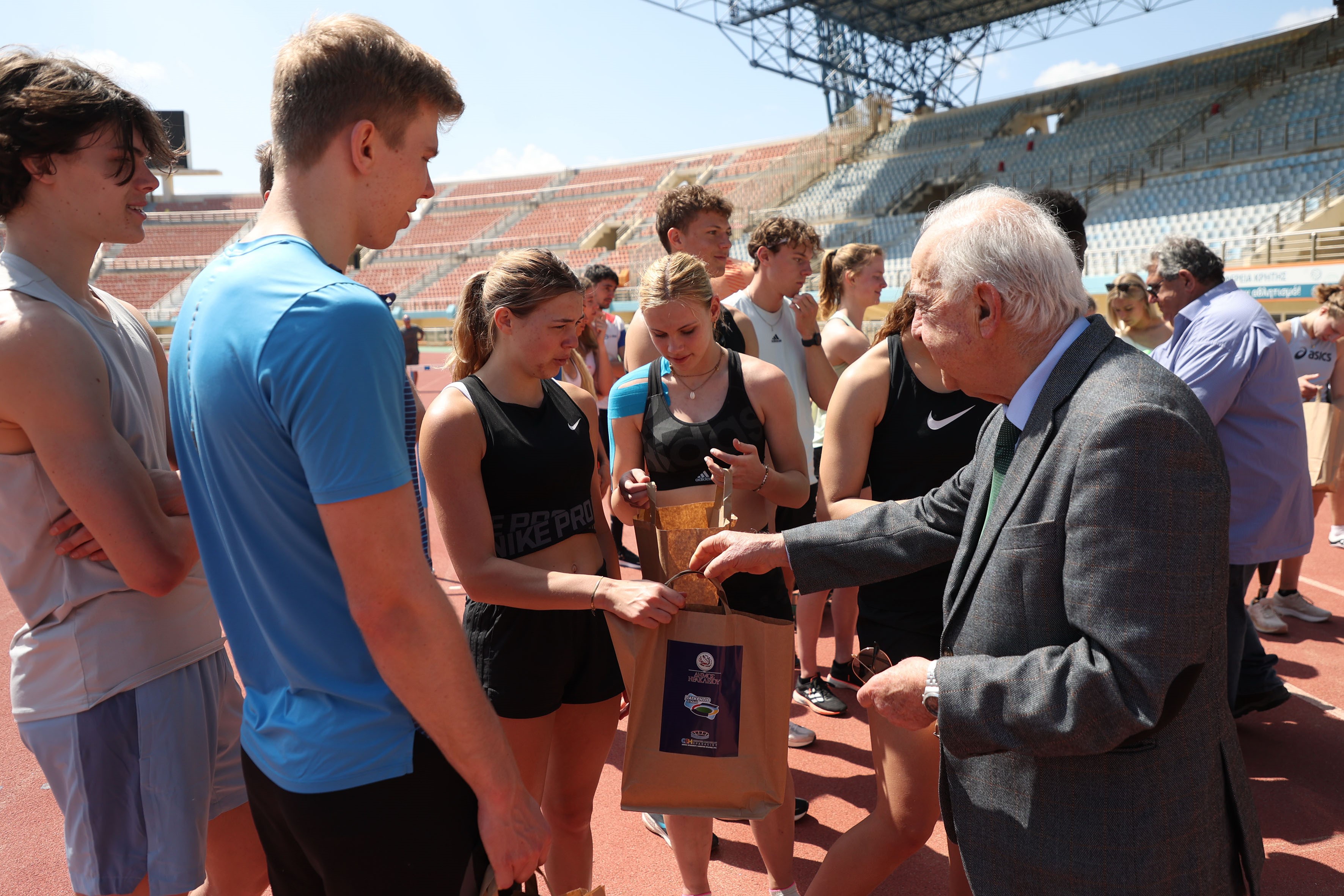 Με τους αθλητές από το εξωτερικό που προπονούνται στο Παγκρήτιο ο Δήμαρχος Ηρακλείου 