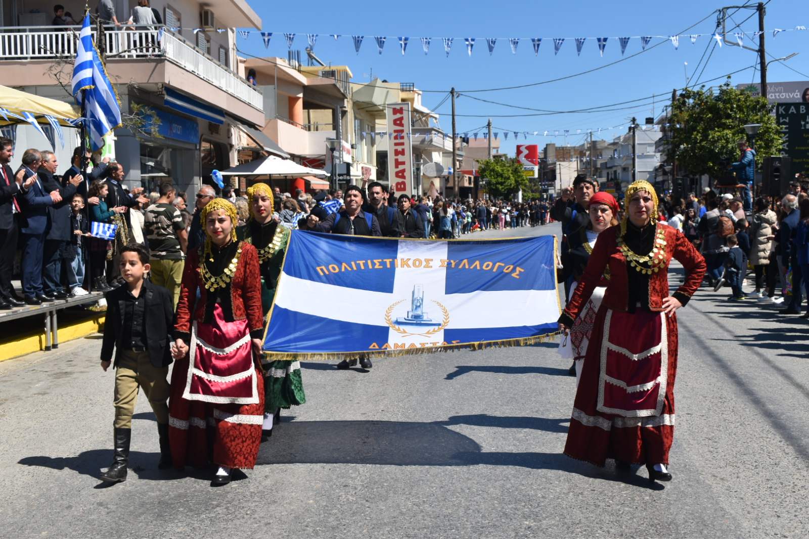 Με σύμμαχο τον καλό καιρό πλήθος κόσμου στην παρέλαση στο Γάζι