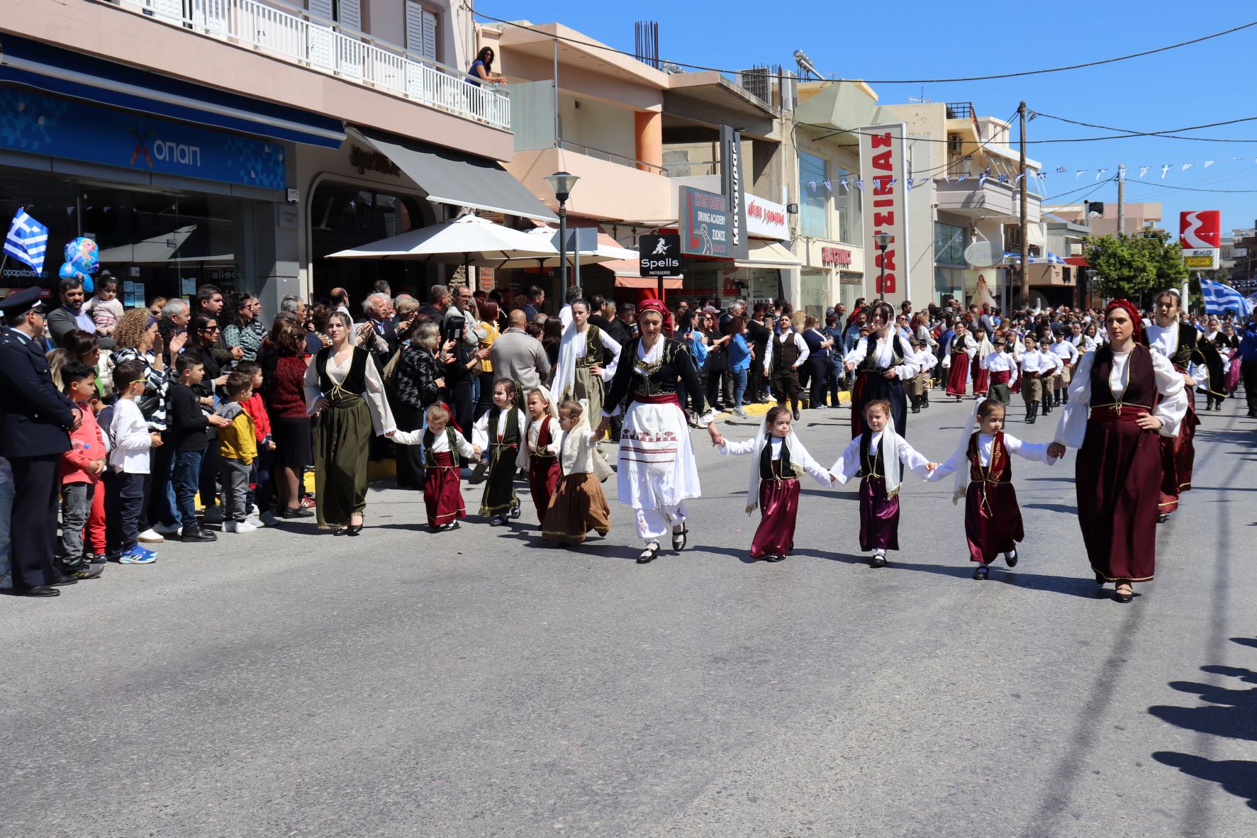 Με σύμμαχο τον καλό καιρό πλήθος κόσμου στην παρέλαση στο Γάζι