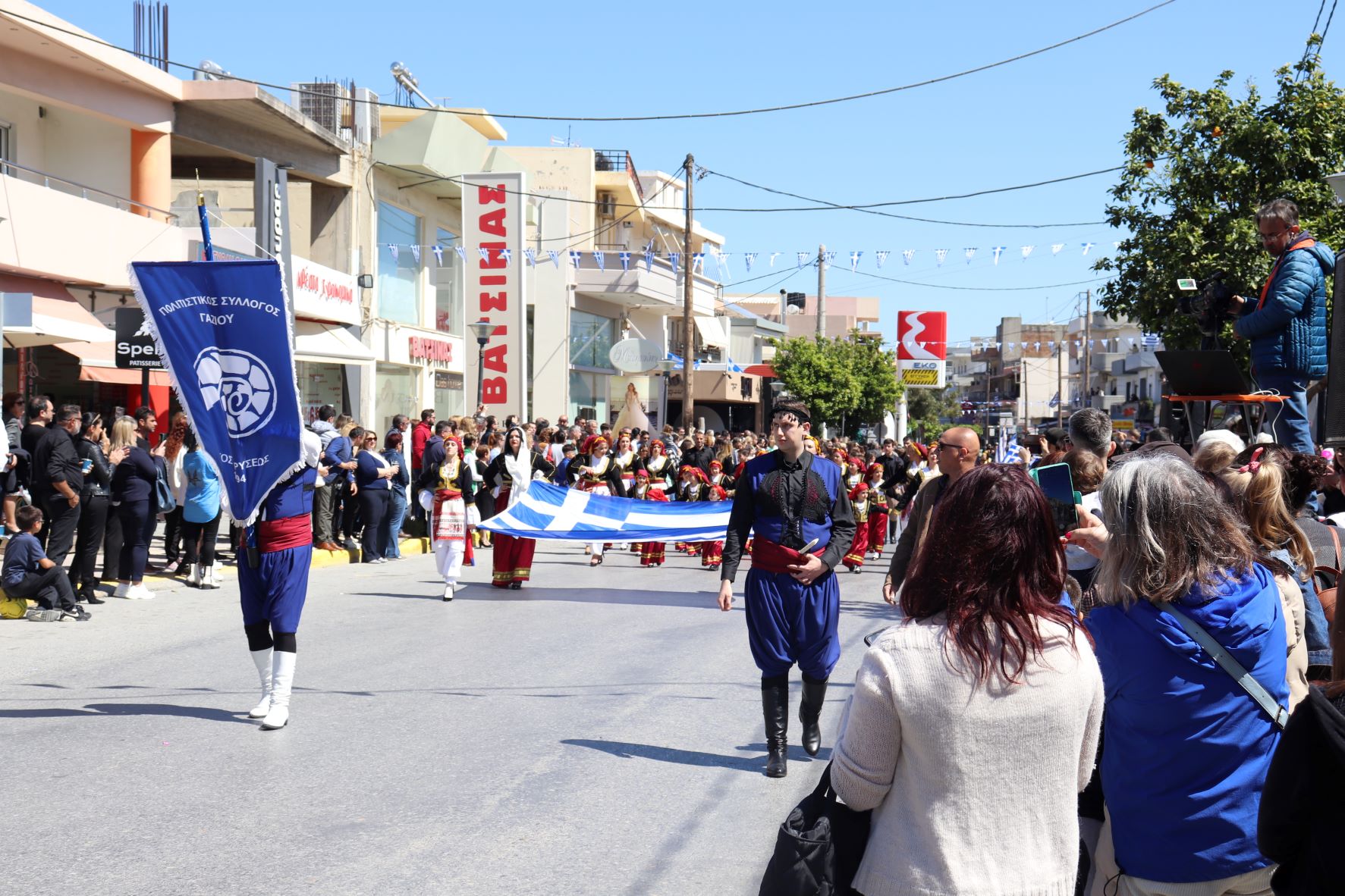 Με σύμμαχο τον καλό καιρό πλήθος κόσμου στην παρέλαση στο Γάζι