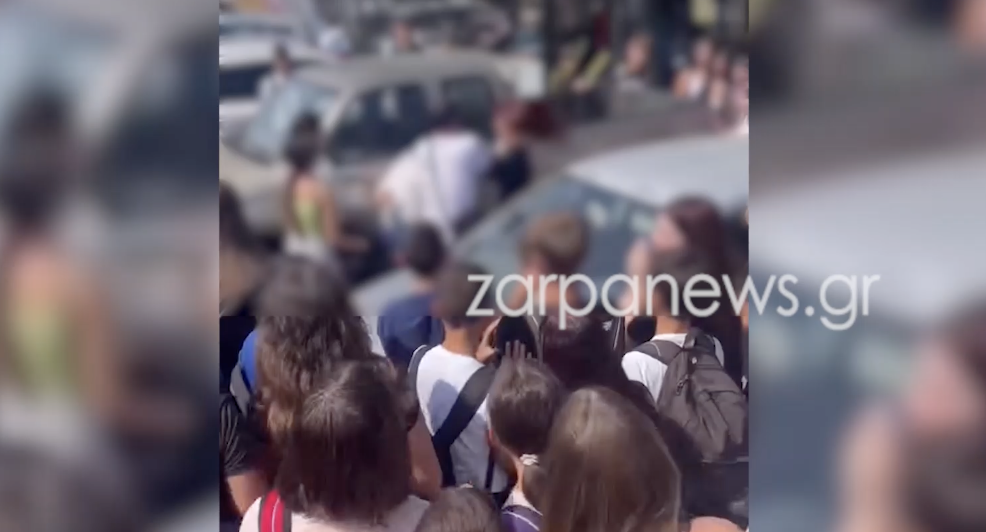 ξύλο έξω από σχολείο