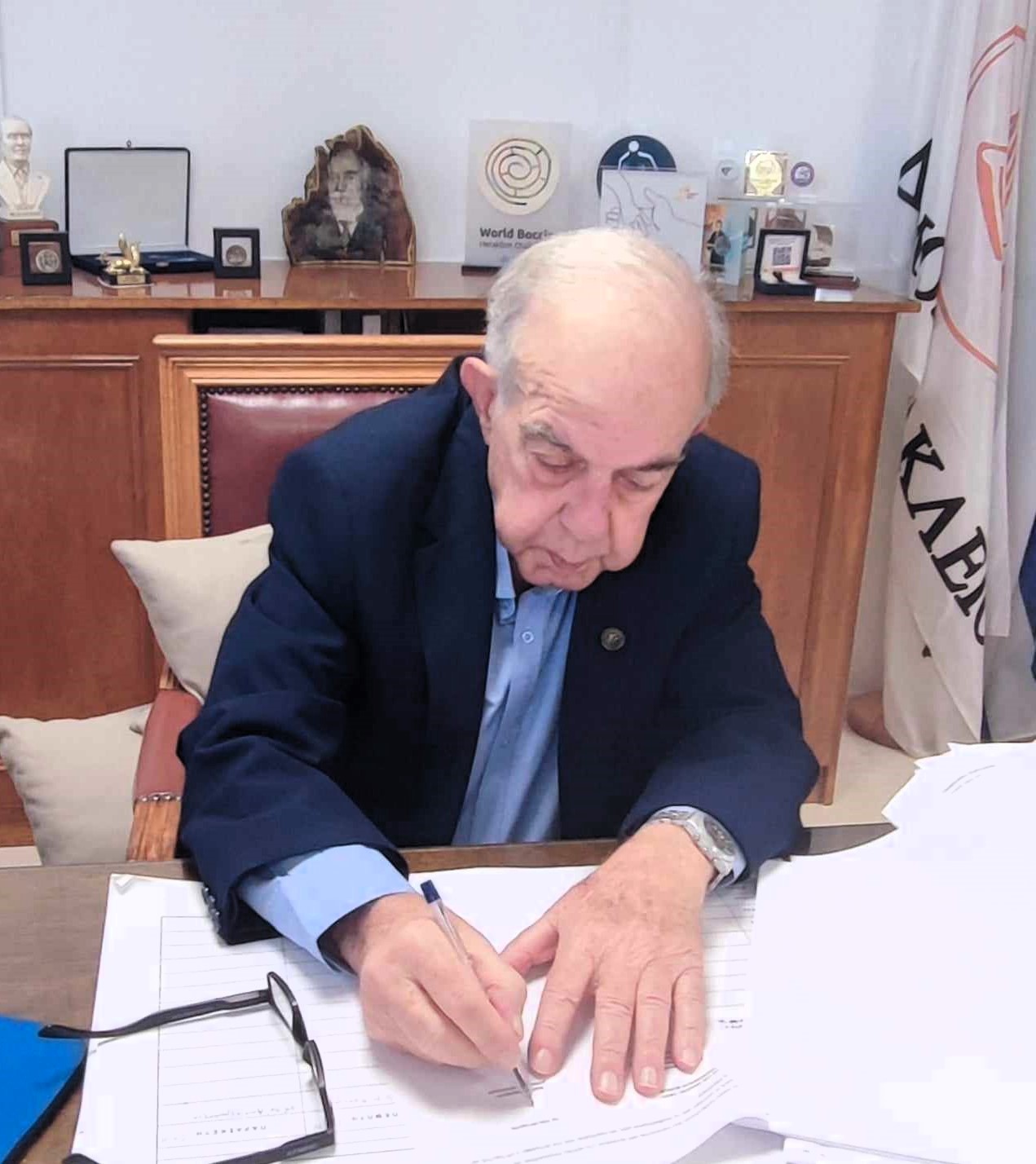 Τη σύμβαση υπέγραψε στο γραφείο του στο κτίριο της Οδού Ανδρόγεω ο Δήμαρχος Ηρακλείου Βασίλης Λαμπρινός και ο εκπρόσωπος της αναδόχου εταιρείας, παρουσία και του Αντιδημάρχου Τεχνικών Έργων Γιάννη Αναστασάκη.