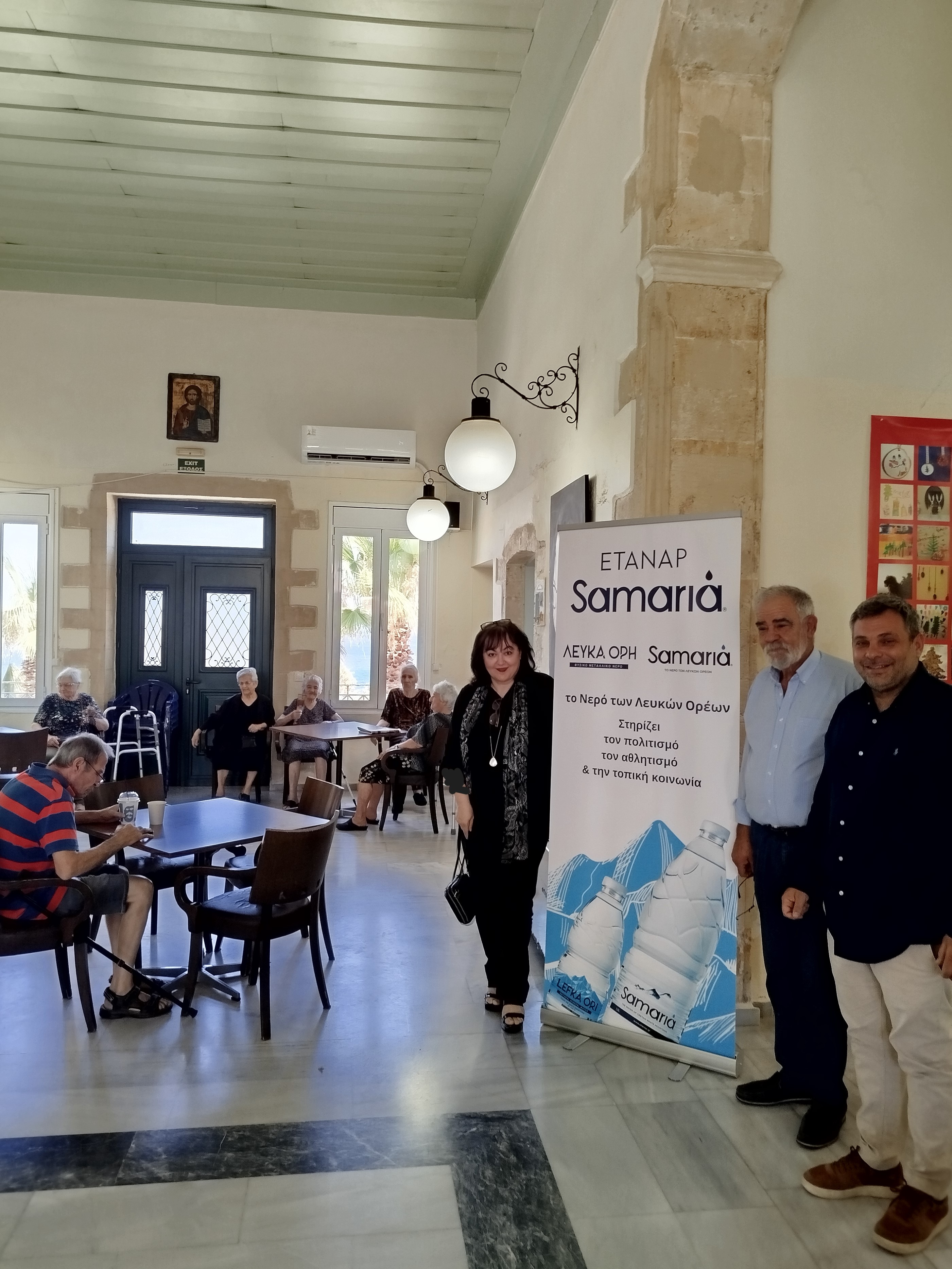 Ο Πρόεδρος του Γηροκομείου Χανίων κ. Στέλιος Βαλυράκης, πρώτος από δεξιά, λίγο πριν ξεναγήσει στους χώρους του Γηροκομείου, τον Πρόεδρο της ΕΤΑΝΑΠ κ. Μανώλη Αποστολάκη και την Υπεύθυνη Δημοσίων Σχέσεων της εταιρείας κα Άννα Νικολακάκη