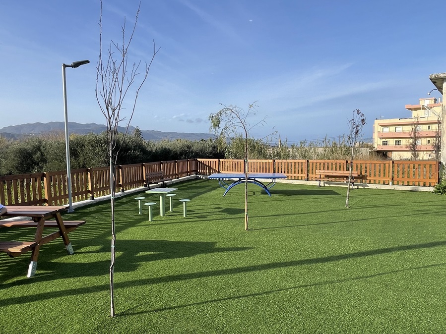 Ολοκληρώθηκε η ανάπλαση Νέου Υπαίθριου Χώρου με τη δημιουργία Παιδικής Χαράς & χώρου Αθλητικών Δραστηριοτήτων στην Δημοτική Κοινότητα Καμισιανών, του Δήμου Πλατανιά