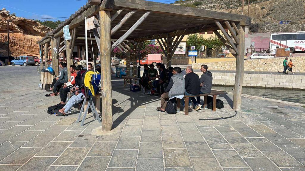 Εικοσιένας μετανάστες εντοπίστηκαν σε παραλία της Γαύδου