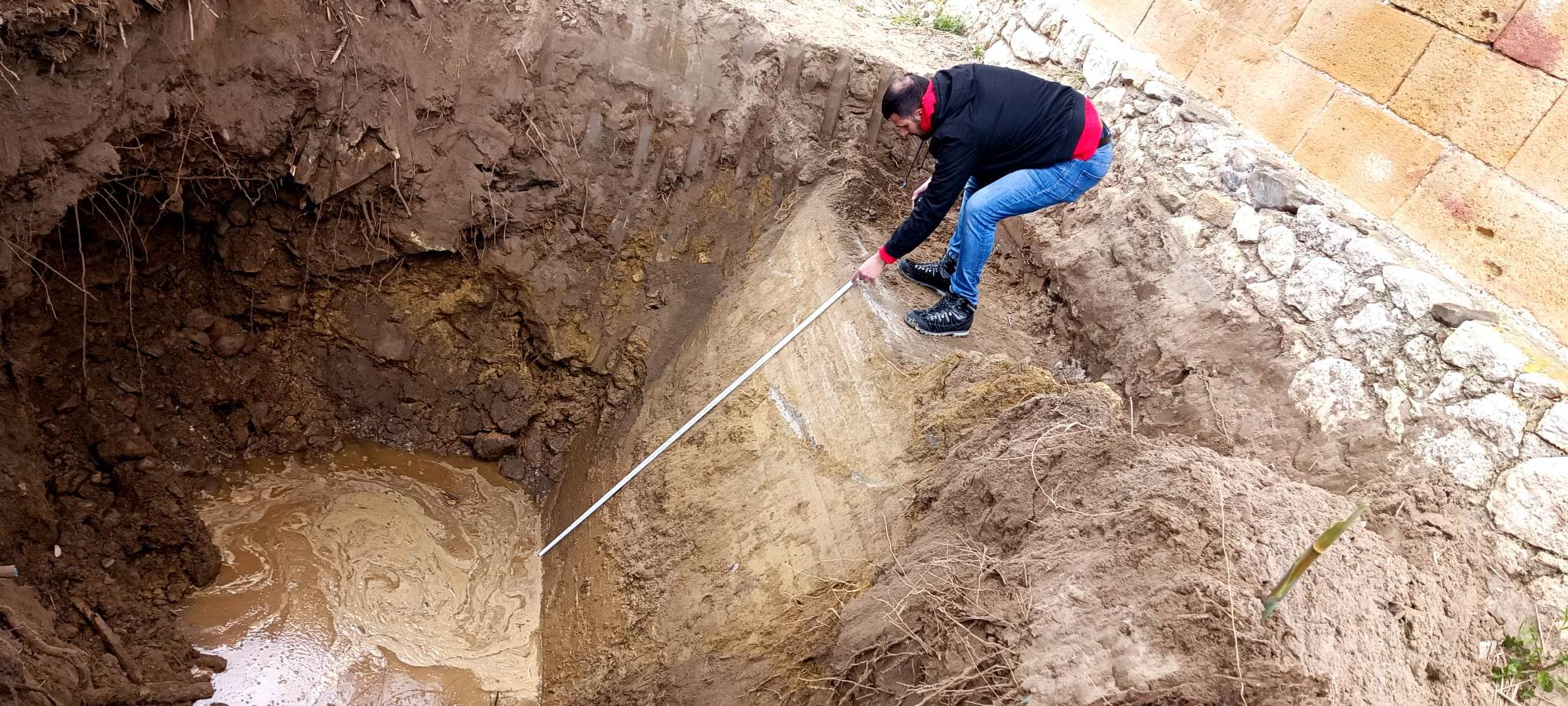 Προχωρούν οι εργασίες ολοκλήρωσης της μελέτης για τον στατικό έλεγχο, την αποκατάσταση και ανάδειξη της Ιστορικής μεταλλικής Γέφυρας του ποταμού Ταυρωνίτη, στην ομώνυμη Κοινότητα. Τις προηγούμενες ημέρες πραγματοποιήθηκε από τον ανάδοχο της μελέτης, με την επίβλεψη εκπροσώπου της Αρχαιολογίας Νεωτέρων Μνημείων και παρουσία του Αντιδημάρχου Πλατανιά κ. Γεωργίου Καλαϊτζάκη, διερεύνηση της θεμελίωσης των βάθρων, διάτρηση με καροτιέρα για έλεγχο στατικότητας και έλεγχος διάβρωσης των μεταλλικών στοιχείων της Γέφυρας, προκειμένου να καταγραφούν τα στοιχεία και να ολοκληρωθεί η μελέτη. Στόχος είναι η αποκατάσταση των φθορών και η πιθανή αντικατάσταση μερών, σύμφωνα με τους ισχύοντες κανονισμούς και διατάξεις. Επίσης με τη μελέτη θα επιδιωχθεί η περαιτέρω αισθητική ανάδειξη του μνημείου καθώς θα γίνει και μελέτη φωτισμού της, όπως και κατάλληλη διαμόρφωση του περιβάλλοντα χώρου. Τέλος θα δημιουργηθεί η υποδομή για τη δυνατότητα πληροφόρησης του κοινού για την ιστορική αξία της γέφυρας και η ένταξή της από τον Δήμο Πλατανιά σε μια ευρύτερη περιπατητική διαδρομή.