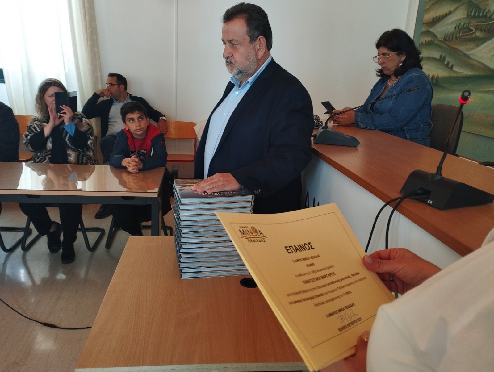 Τα παιδιά που διακρίθηκαν σε διαγωνισμούς εκπαιδευτικής ρομποτικής βράβευσε ο Δήμαρχος Μινώα Πεδιάδας