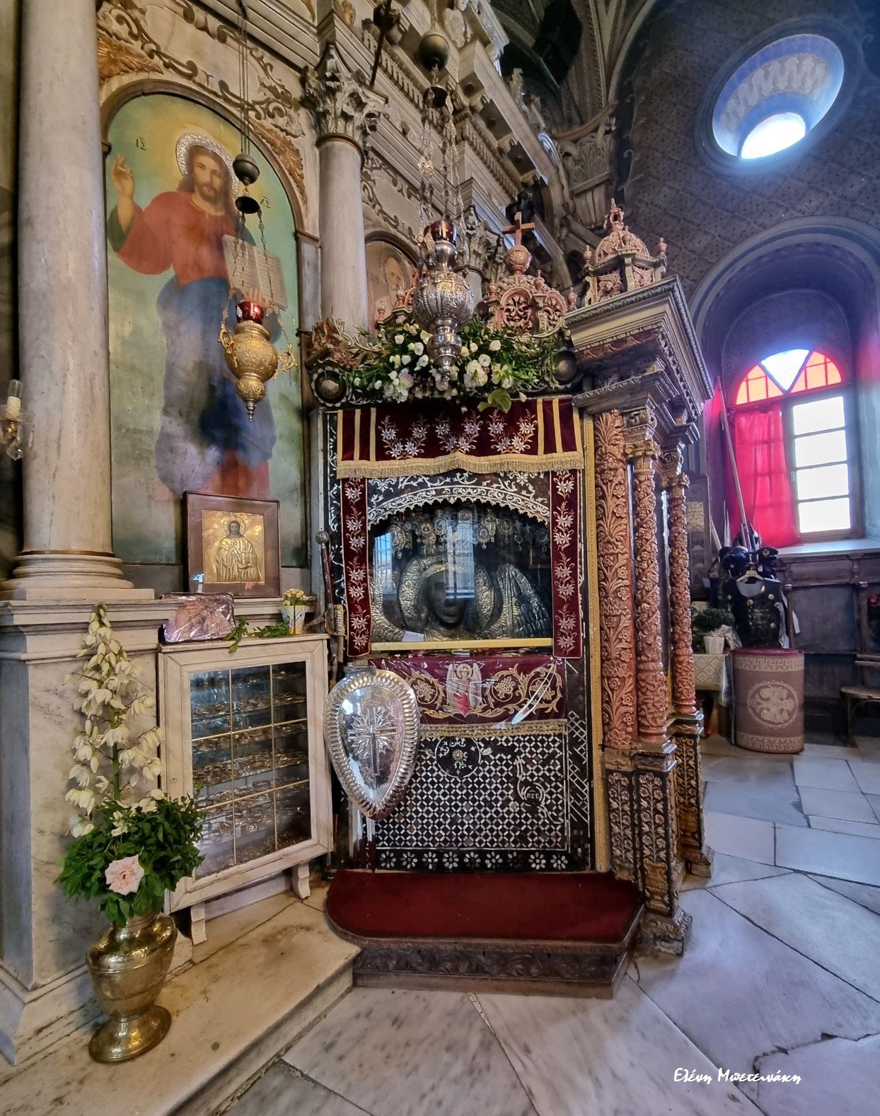 Στον Μανταμάδος της Μυτιλήνης είναι η μοναδική ανάγλυφη εικόνα του Ταξιάρχη…*