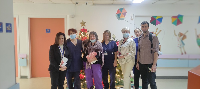 Μοίρασαν δώρα και ευχές σε νοσηλευόμενα παιδιά στο ΠΑΓΝΗ