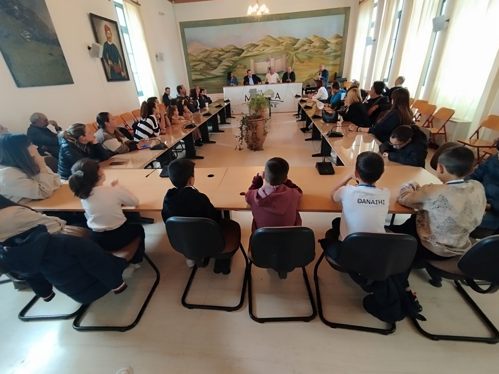 Τα παιδιά που διακρίθηκαν σε διαγωνισμούς εκπαιδευτικής ρομποτικής βράβευσε ο Δήμαρχος Μινώα Πεδιάδας