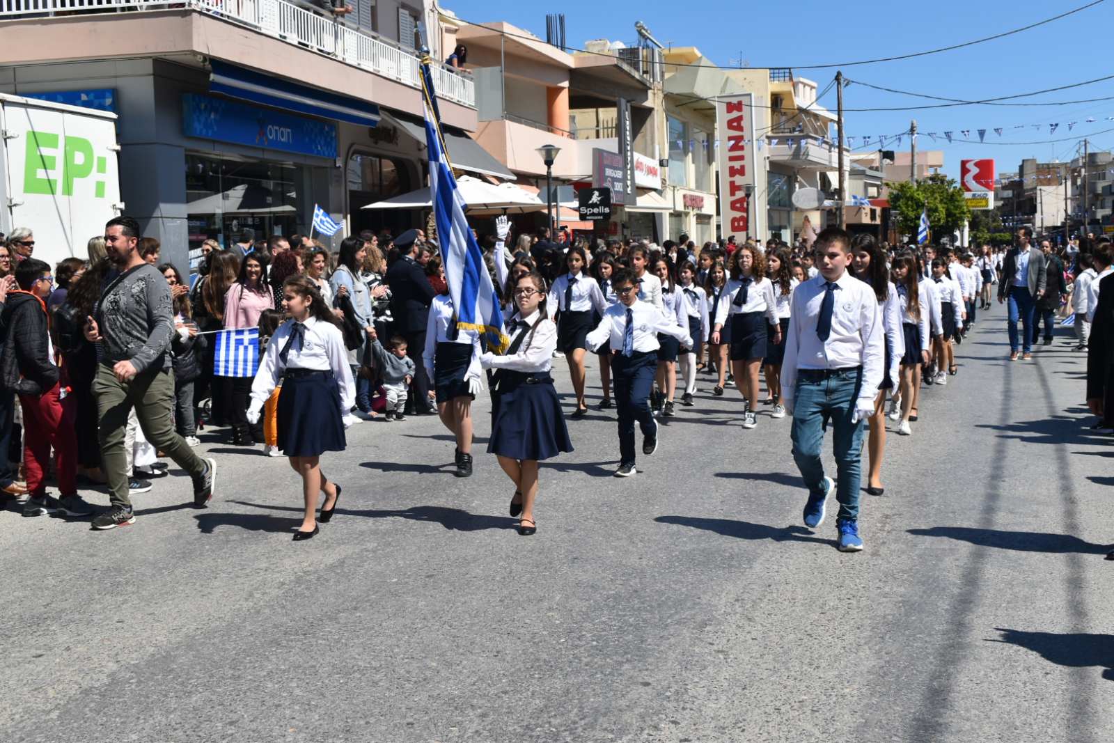 Με σύμμαχο τον καλό καιρό πλήθος κόσμου στην παρέλαση στο Γάζι