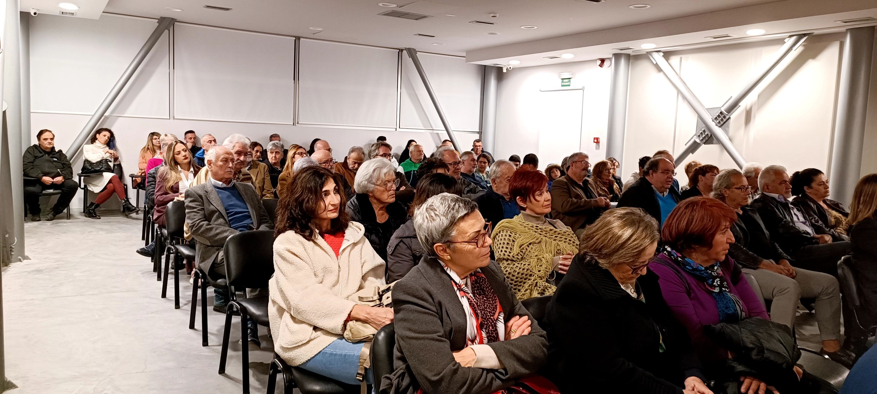 Λαμπρά εγκαίνια της έκθεσης φωτογραφίας "ΜΙΚΡΟΚΟΣΜΟΣ" του Νίκου Καμπιανάκη