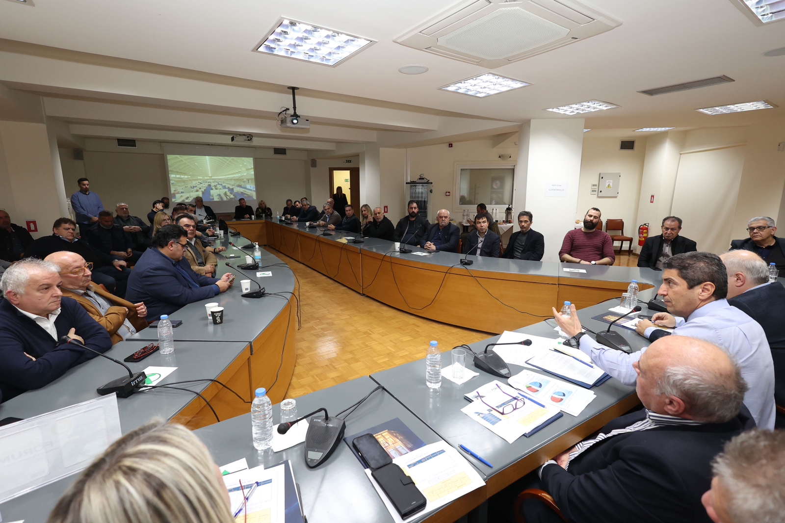 Μαζική συμμετοχή των παραγωγικών φορέων των νομών Ηρακλείου και Λασιθίου στη σύσκεψη Αυγενάκη - Επιμελητηρίων Κρήτης