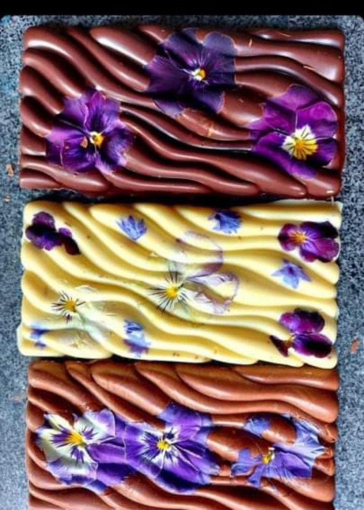 Σοκολατένιες δημιουργίες με βρώσιμα λουλούδια
