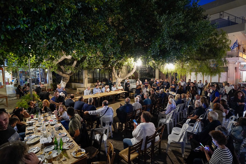 Κατάμεστες οι πλατείες σε Άγιο Σύλλα, Άγιο Βλάση και Σκαλάνι για τον Μιχάλη Καραμαλάκη