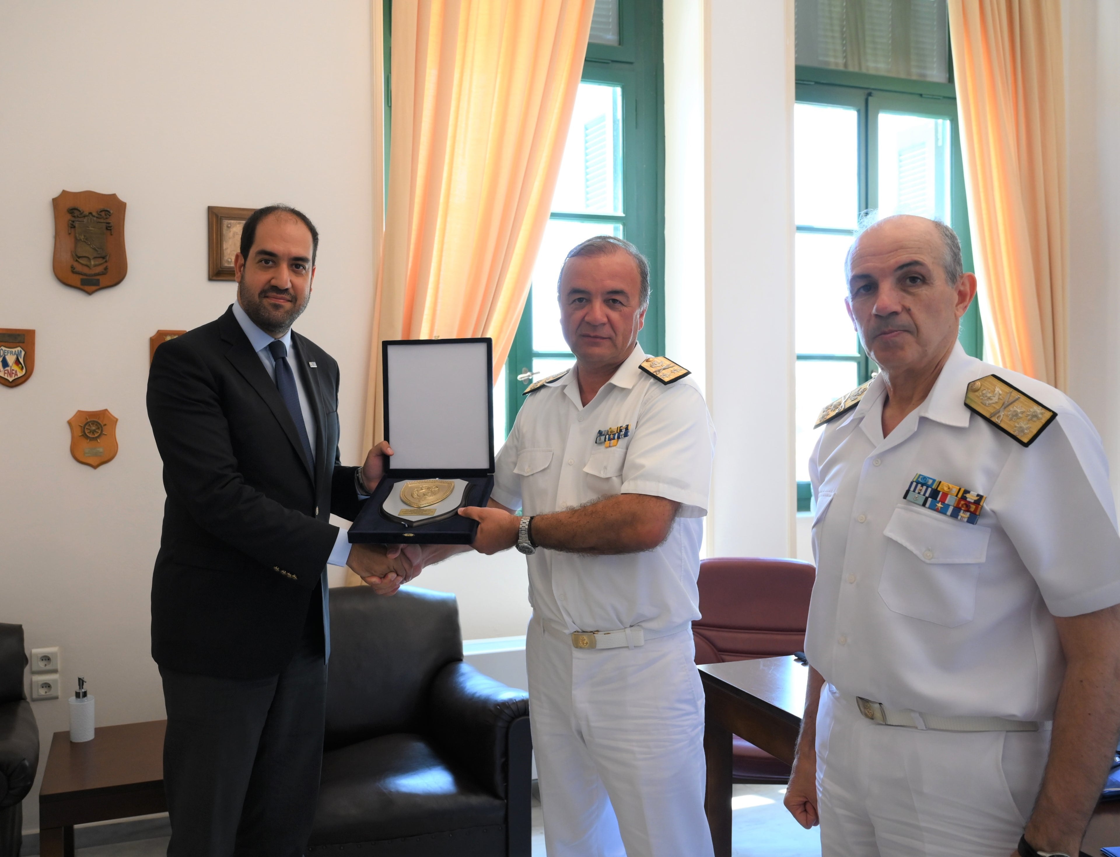  Στο 401 Στρατιωτικό Νοσοκομείο και τη Σχολή Ναυτικών Δοκίμων ο Γιάννης Κεφαλογιάννης