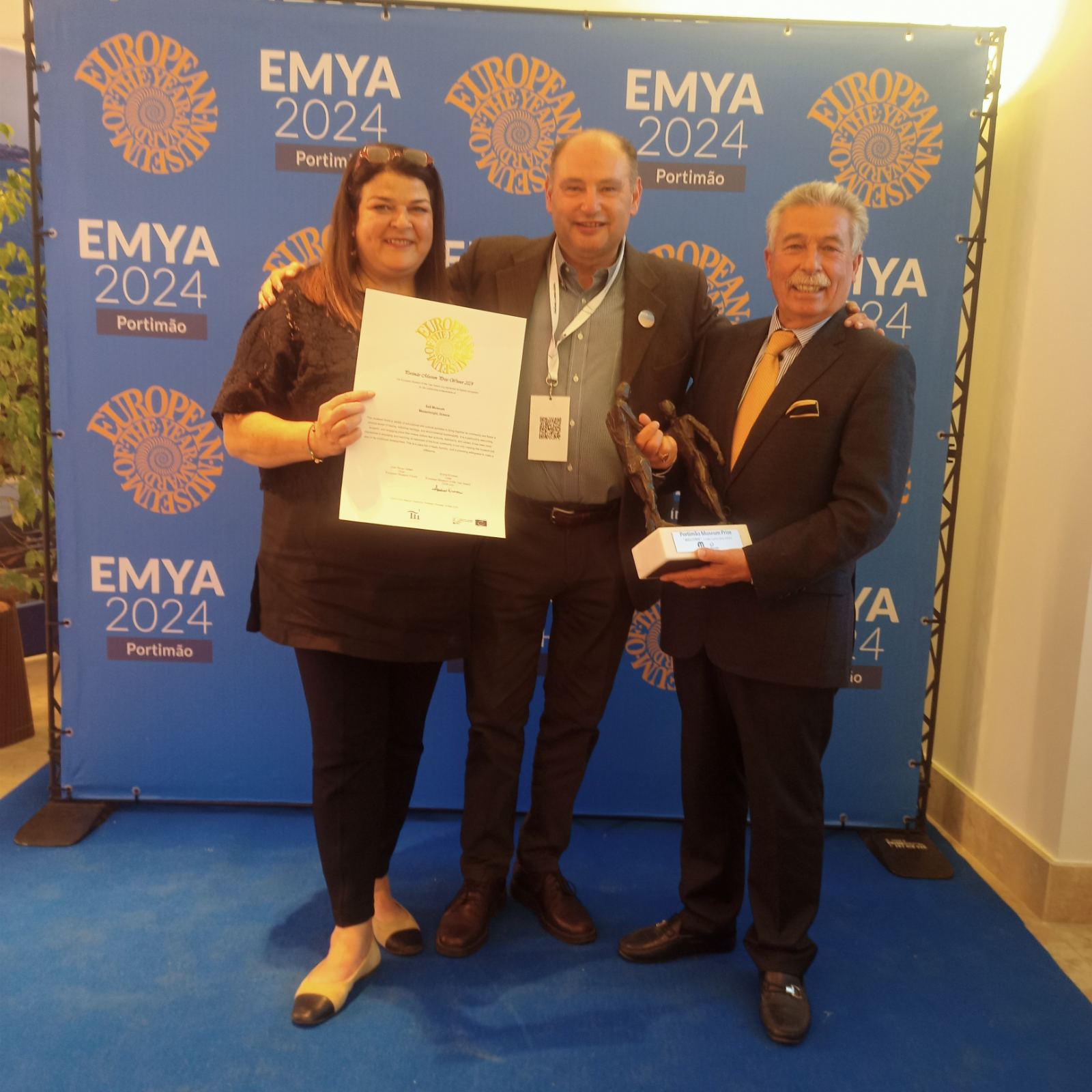 Ο ιδρυτής του Μουσείου Άλατος Νίκος Κορδόσης και η διευθύντριά του Δέσποινα Κανελλή με τον Γιάννη Μαρκάκη, αντιπρόσωπο της Ελλάδας στον διαγωνισμό ΕΜΥΑ