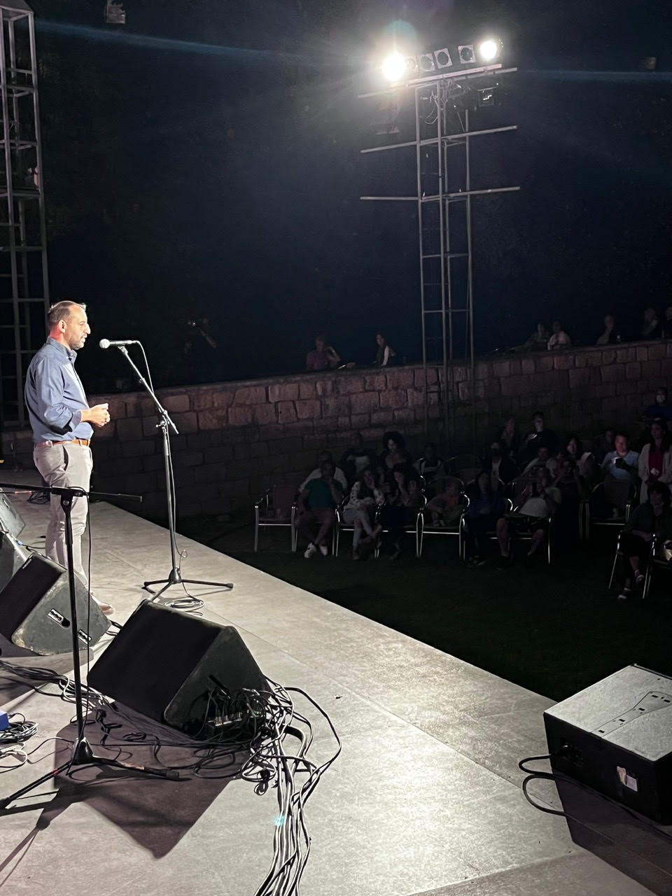 Θερμό χειροκρότημα απ´ όλους στον Βασίλη Σκουλά