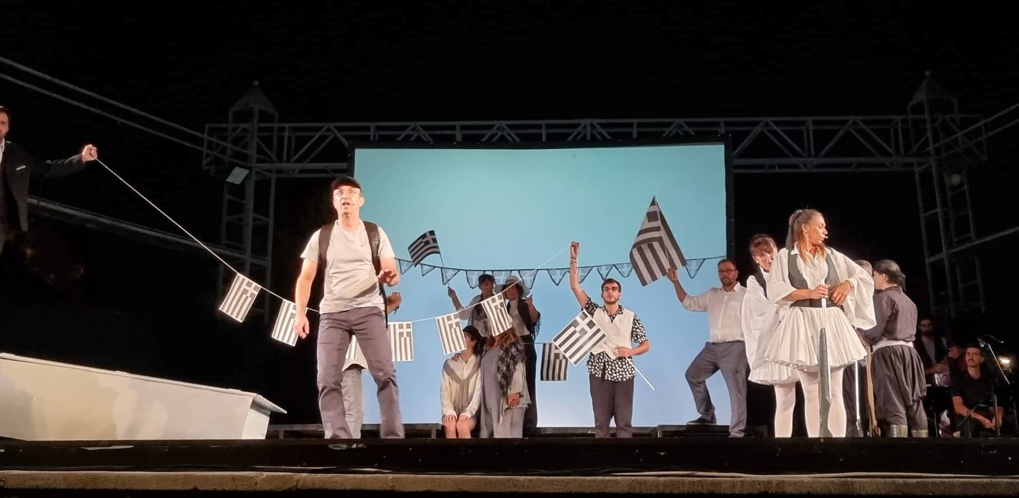 Το «Αϊβαλί» μια μουσικοθεατρική παράσταση που συγκινεί, θυμάται, ταξιδεύει στην Ιστορία, στις ψυχές, στις μνήμες μας…