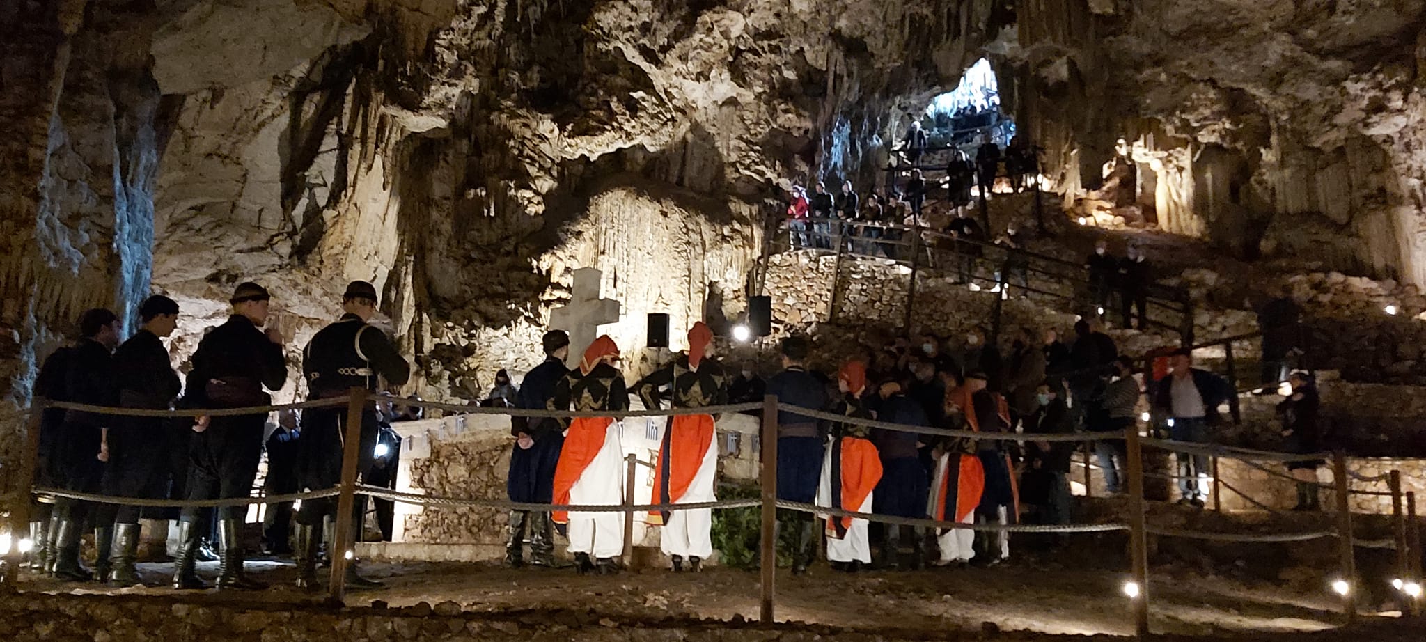 Από την εκδήλωση του ολοκαυτώματος του Σπηλαίου Μελιδονίου