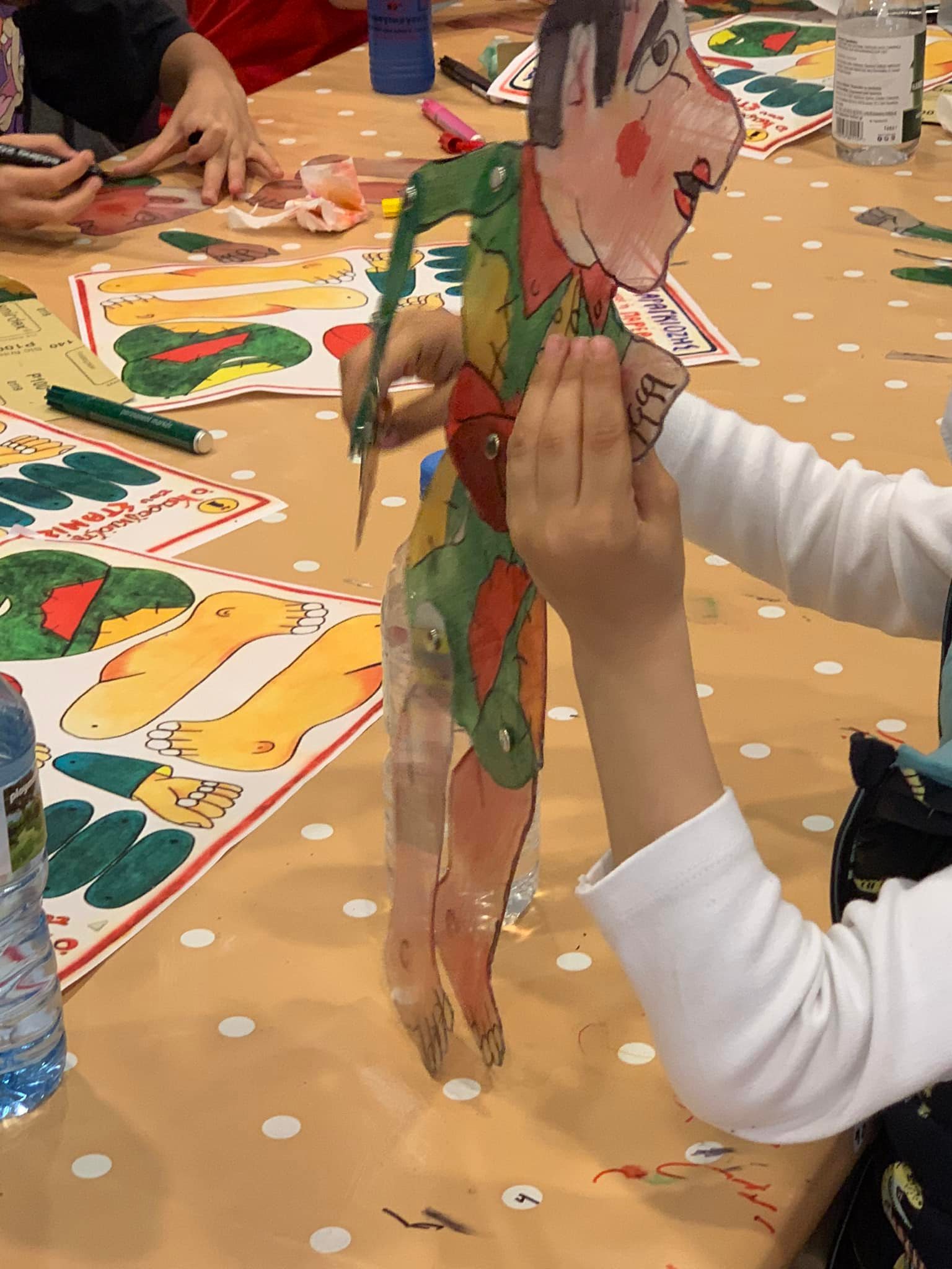 Κατασκευή φιγούρας θεάτρου σκιών