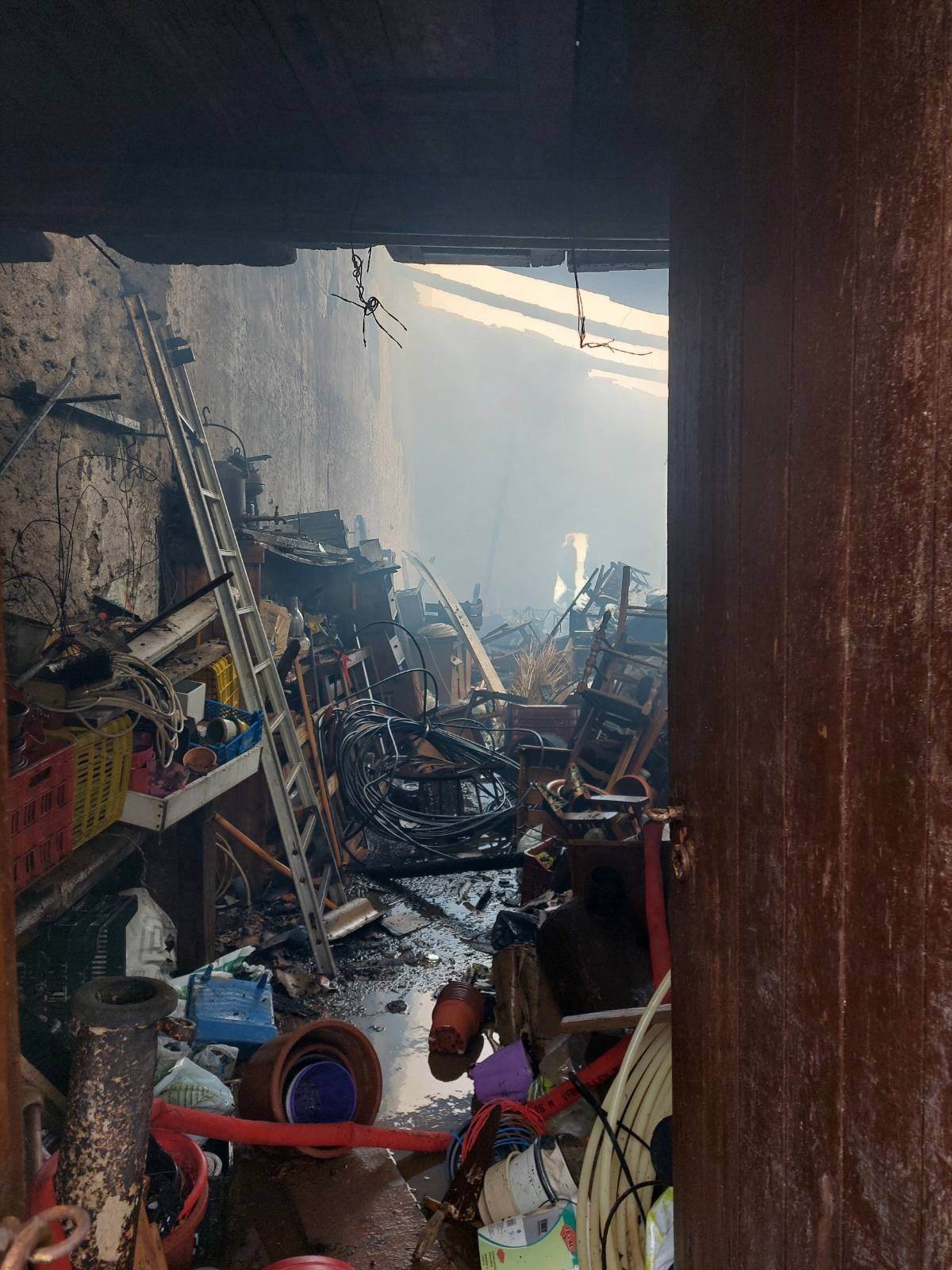 φωτιά αποθήκη