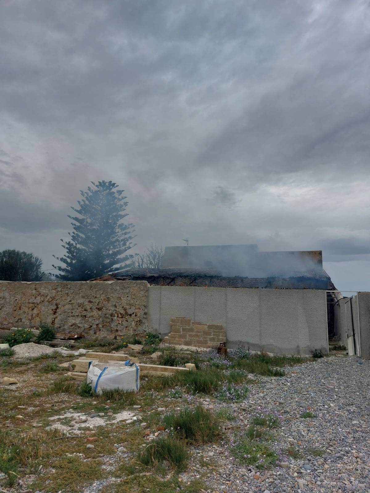 φωτιά αποθήκη