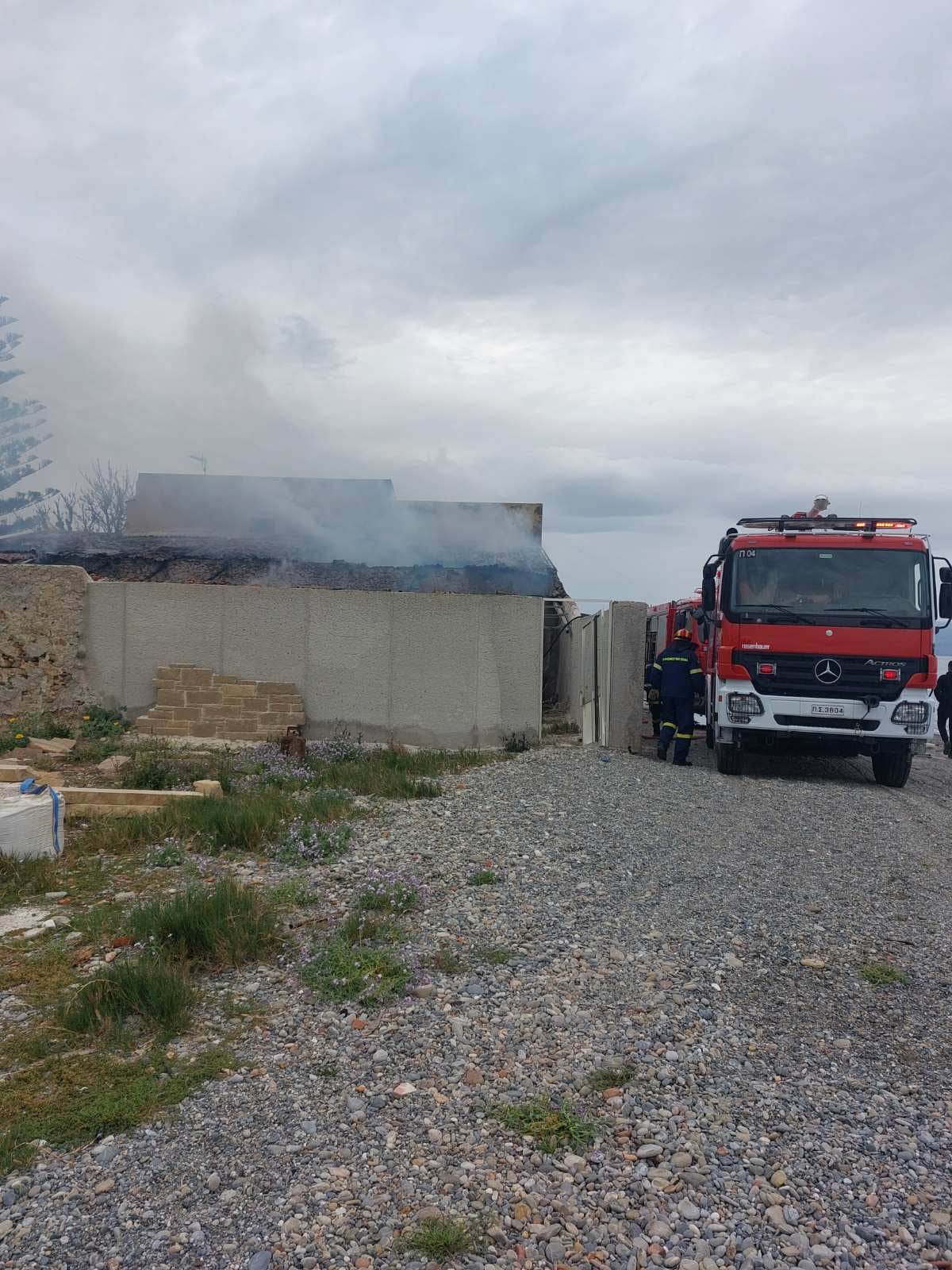 φωτιά αποθήκη