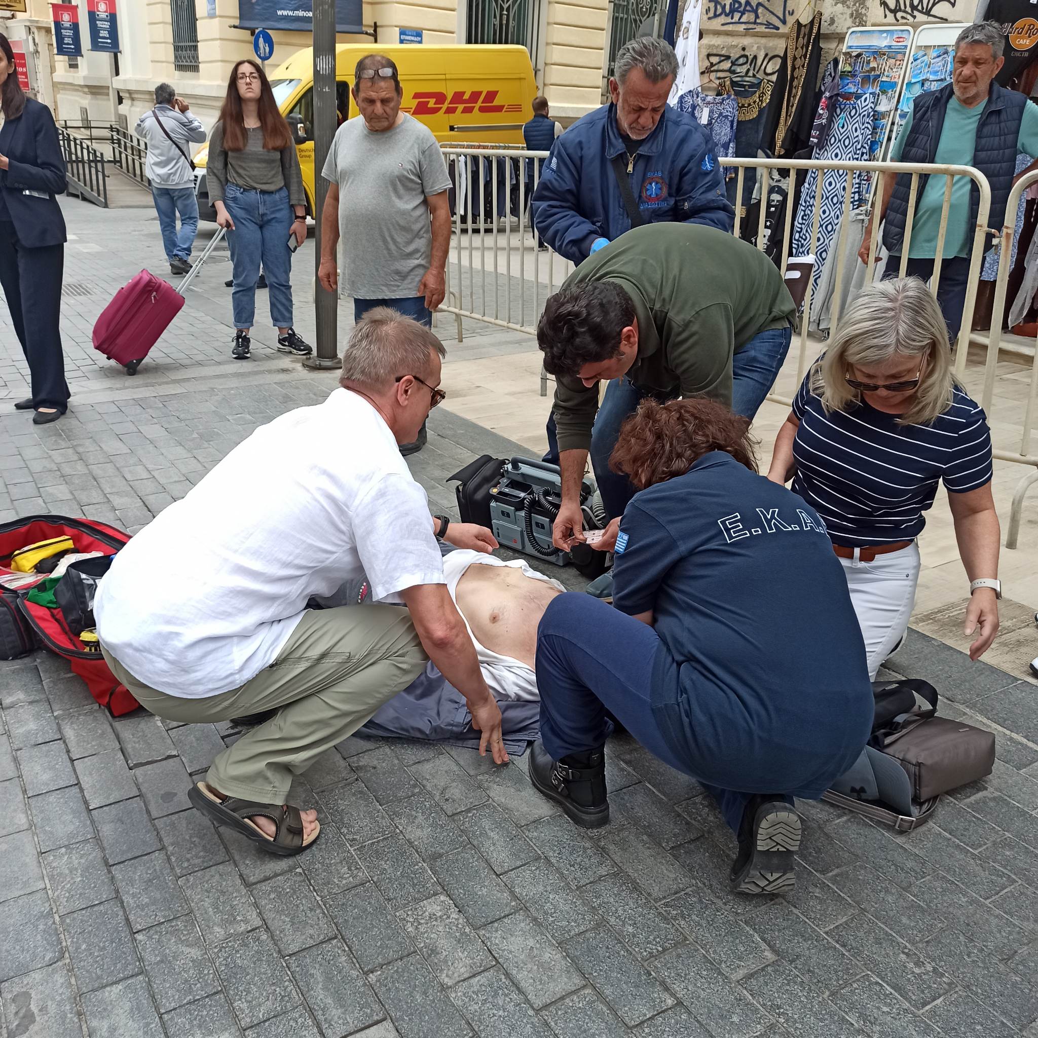 τουρίστες πυροσβέστης νοσηλεύτρια CPR