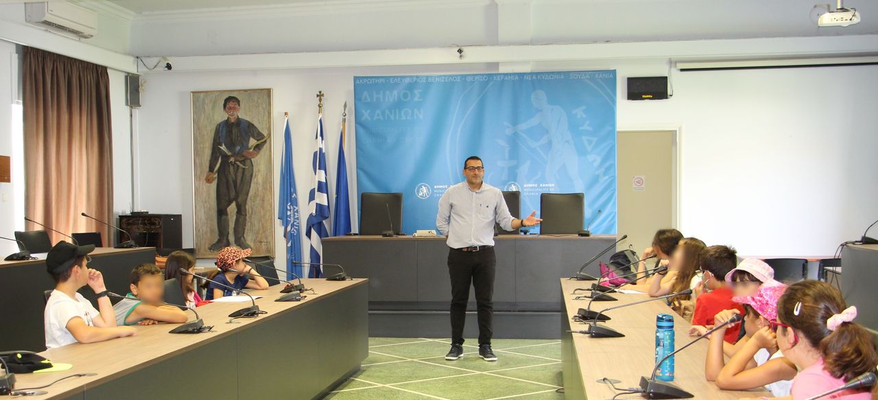 Από την επίσκεψη μαθητών στο Δημαρχείο Χανίων